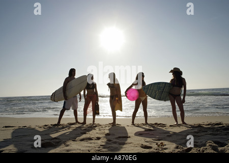 Blick auf fünf Personen an einem Strand. Stockfoto