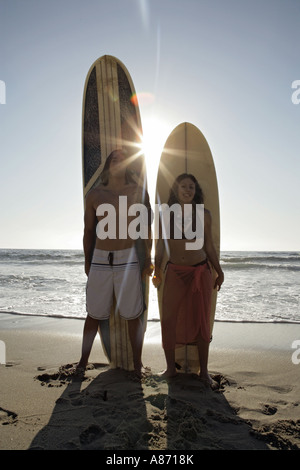 Blick auf ein paar stehend mit Surfbrettern. Stockfoto