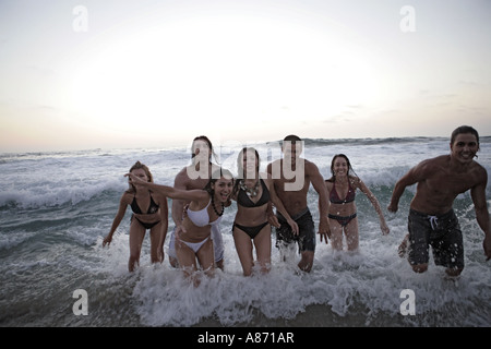 Blick auf junge Menschen am Strand laufen. Stockfoto