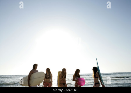 Blick auf fünf Personen an einem Strand. Stockfoto