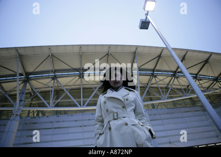 Blick auf eine nachdenkliche junge Frau. Stockfoto