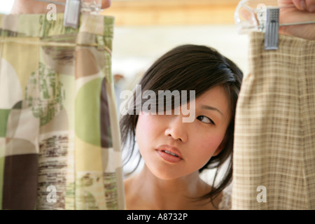 Junge Frau Wahl Kleidung, close-up Stockfoto