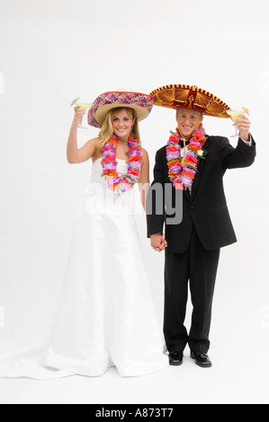 Braut und Bräutigam tragen Sombreros und leis Stockfoto