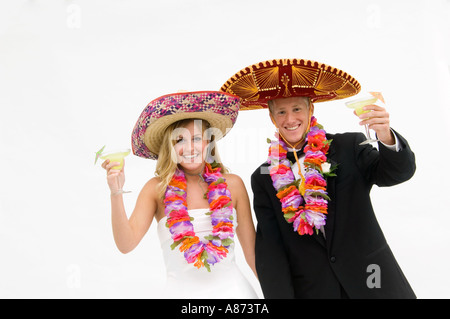 Braut und Bräutigam tragen Sombreros und leis Stockfoto