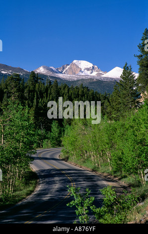 Schneebedeckten Longs Peak über Bear Lake Road und Wälder von aspen Bäumen und Koniferen in Colorado Rocky Mountain Nationalpark Stockfoto