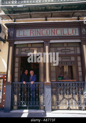 Spanien Andalusien Sevilla Macarena Distrikt El Rinconcillo Tapas Bar zwei lokale Männer stehen in Tür Blick auf Straße Stockfoto
