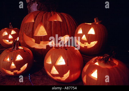 Gruppe von beleuchteten Jack Lantern in verschiedenen Größen Stockfoto