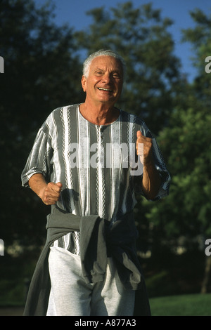 Ein Lächeln auf den Lippen Senioren frohes 73 Jahre alt, Männlich laufen Joggen im Park Herr © Myrleen Pearson POV Stockfoto