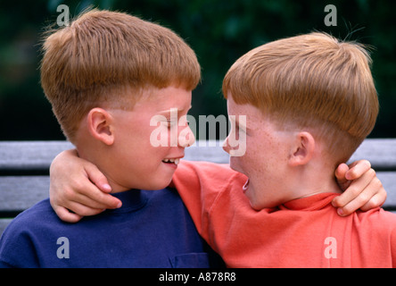 Porträt von zwei Rothaarige Brüder lachen einander spielerisch Stockfoto