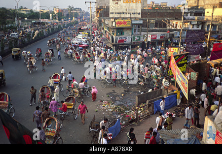 Rikschas, Autos und Menschen auf den belebten Straßen von Dhaka am frühen Abend. Bangladesch Stockfoto