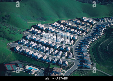 Schräge Luftaufnahme des suburbanen Wohntrakt gelegen inmitten der grünen Hügel Nord-Kalifornien Stockfoto