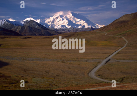 Eine Parkstraße windet sich in Richtung Mount McKinley durch die Herbst-Tundra in Alaska Denali National Park Stockfoto