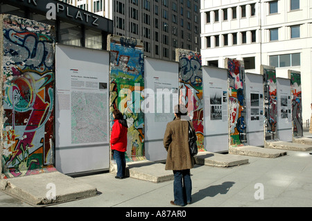 Segmente der berüchtigten Berliner Mauer am Potsdamer Platz Deutschland anzeigen Stockfoto