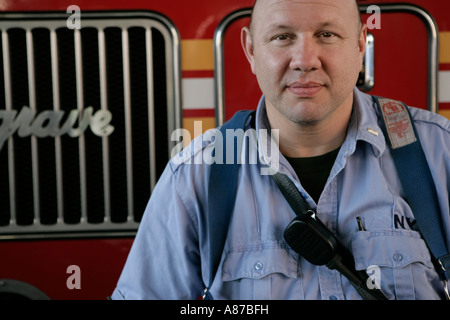 Sitzen auf einem Feuerwehrauto Feuerwehrmann Stockfoto