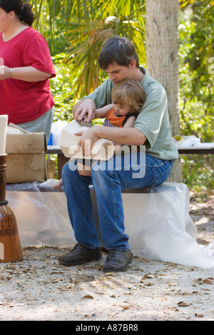 Vater hilft jungen Mädchen, Holztrommeln für das Malen vorzubereiten, bei der Homeschool Drum Building-Veranstaltung in Zentral-Florida, USA Stockfoto