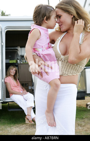 Junge Frau mit Mädchen vor Wohnwagen Stockfoto