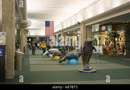 Bemalte Seekühe-Statuen in der Terminal-Lobby am Tampa International Airport, Tampa, Florida, USA Stockfoto