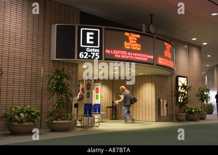 Passagiere betreten das Gate am Tampa International Airport, Florida, USA Stockfoto