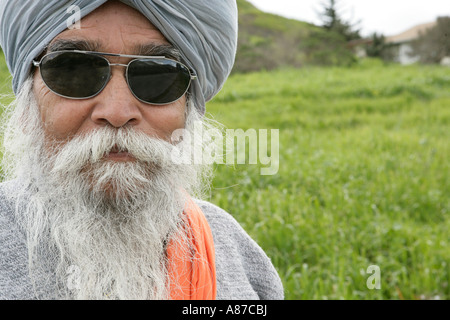 Mann mit Turban Blick in die Kamera Stockfoto