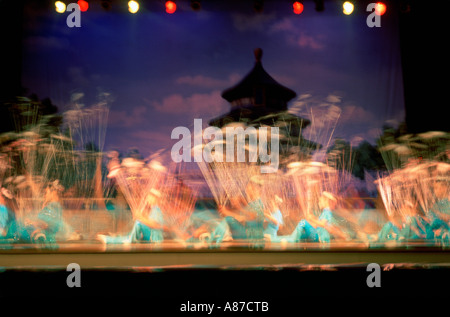 Verschwommene Sicht der chinesischen Akrobaten in Chaoyang Theater in Peking China Stockfoto