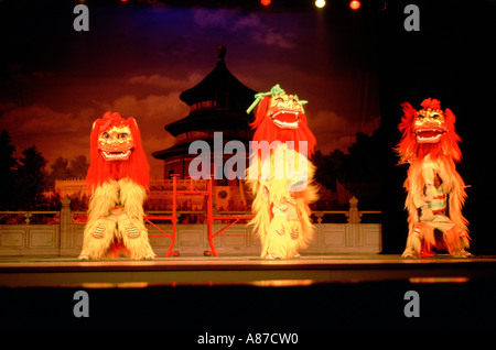 Chinesische Akrobaten in übergroßen Kostümen gekleidet in Chaoyang Theater in Peking China Stockfoto