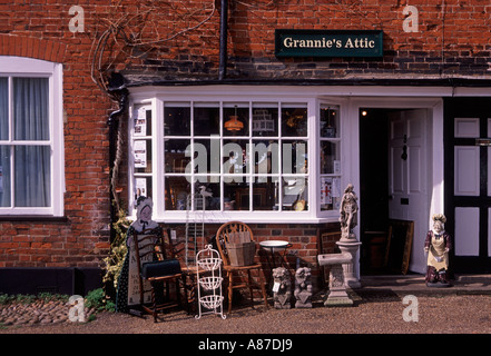 Fachwerk, Gebäude und Antiquitätengeschäft auf dem Marktplatz Lavenham Suffolk Stockfoto