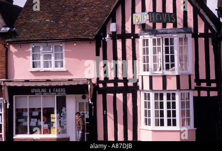 Fachwerk, Gebäude und Dorfläden mit alten Hovis Zeichen auf dem Marktplatz Lavenham Suffolk Stockfoto