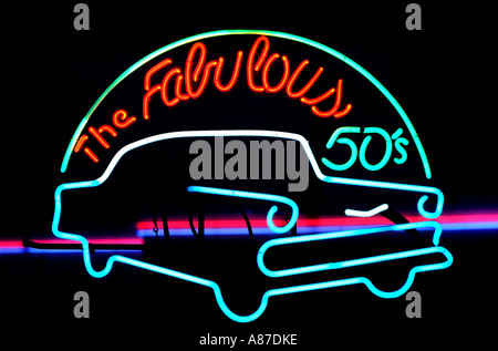 Auto der Fabulous 50 s Route 66 Neon Light bar Kneipe Bistro Diner Essen Essen im restaurant Stockfoto