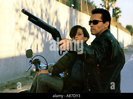 TERMINATOR 2 Arnold Schwarzenegger mit Pistole und Edward Furlong in 1991-Gilde-Film Stockfoto