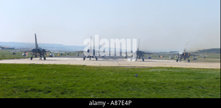 GR4 Panavia Tornado vier Schiff Lineup für den Start bei RAF Lossiemouth Moray Schottland Stockfoto