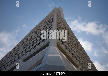 Ein flacher Blickwinkel auf den Wolkenkratzer Transamerica Pyramid vor einem blauen Himmel mit hellen Wolken, San Francisco, Kalifornien, USA. Stockfoto