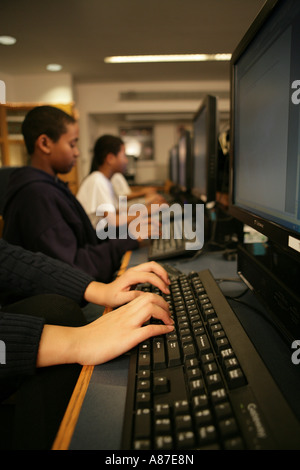 Kinder (11-13) Bedienrechnern Stockfoto