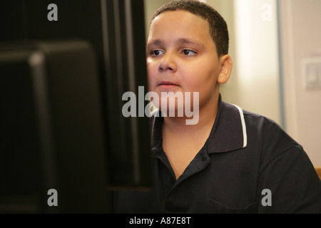 Junge (11-13) operative computer Stockfoto