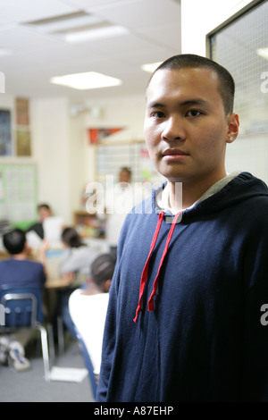 Teenager (15-17) stehen im Klassenzimmer, Porträt Stockfoto