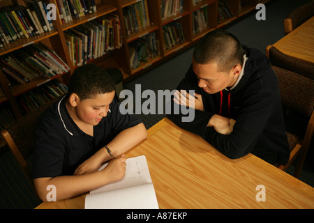Zwei jungen in der Bibliothek Stockfoto