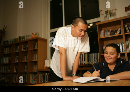 Zwei jungen in der Bibliothek Stockfoto