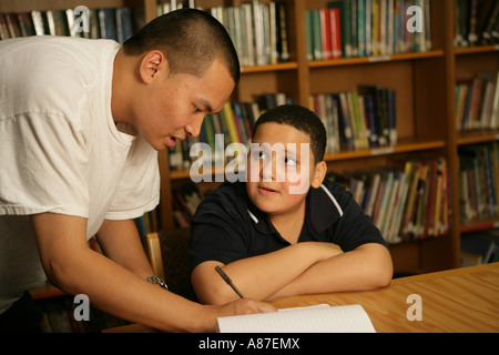Zwei jungen in der Bibliothek Stockfoto