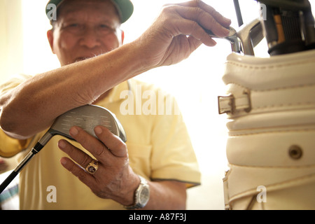 Ältere Mann mit Golf-Bag, Porträt Stockfoto