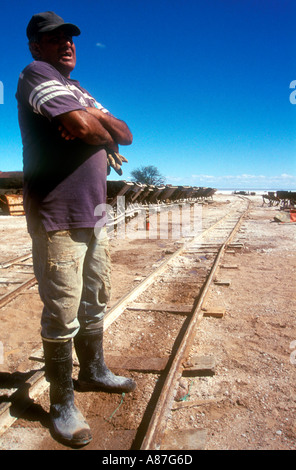 Arbeiter von einem Salz Ausbeutung Plateau am Salinas Grandes in Cordoba Argentinien Stockfoto