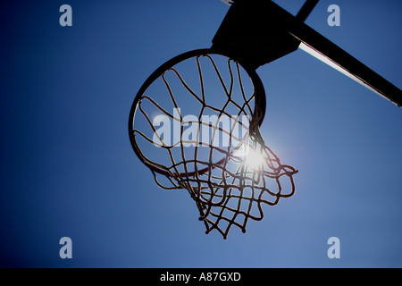 Felge Basketballkorb und Net mit Sonne Basketballfeld im freien Stockfoto