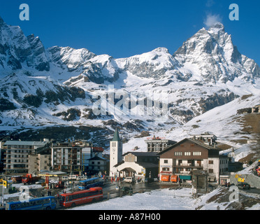 Blick über das Ortszentrum in Richtung Matterhorn, Cervinia, Italienische Alpen, Italien Stockfoto