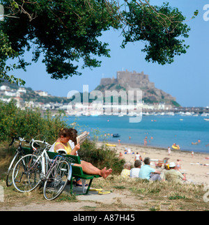 Gorey Hafen und Mont Hochmuts Burg, Jersey, Kanalinseln, Großbritannien Stockfoto