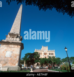 Obelisk vor dem Rathaus (Ajuntament), Placa Essen Born, Ciutadella (Ciudadela), Menorca, Balearen, Spanien Stockfoto