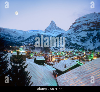 Blick über das Resort in Richtung Matterhorn in der Abenddämmerung, Zermatt, Schweiz Stockfoto