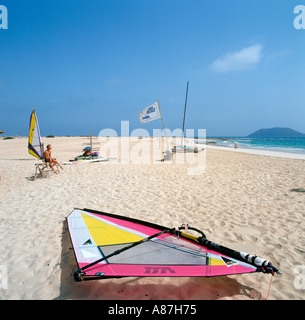 Windsurfen am Strand in der Nähe von Corralejo, Fuerteventura, Kanarische Inseln, Spanien Stockfoto