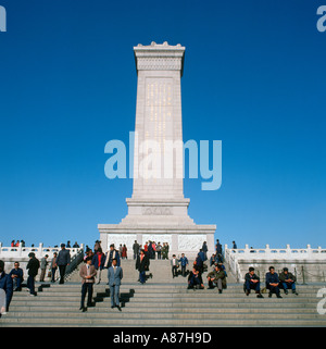 Denkmal für die Helden der Völker am Tiananmen-Platz, Peking, China, in 1986 Pre Reform und Massentourismus aufgenommen Stockfoto