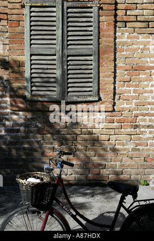 Fahrrad gegen Mauer Stockfoto