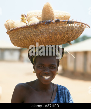 Schwamm-Verkäufer in die native Dorf von Juffure (Wurzeln Village), Gambia, Westafrika Stockfoto