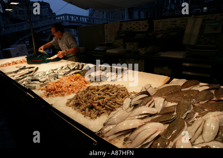 Mann, die Vermittlung von Fisch auf Fisch stall Stockfoto