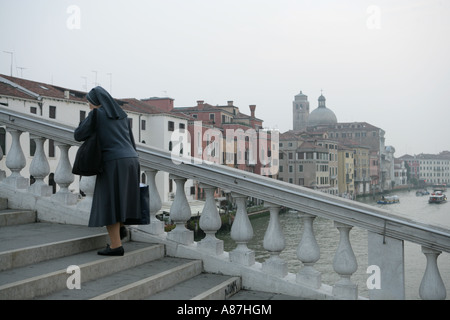 Nonne beim Treppensteigen durch Kanal Stockfoto